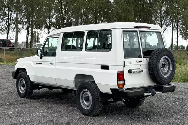 Toyota Land Cruiser HZJ78L