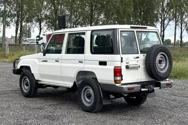 Toyota Land Cruiser HZJ76