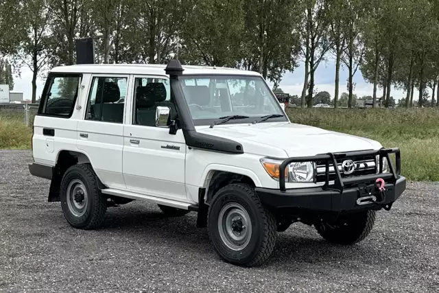 Toyota Land Cruiser HZJ76