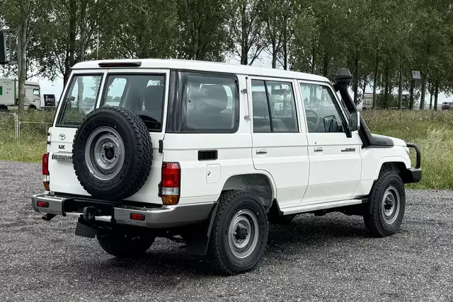 Toyota Land Cruiser HZJ76