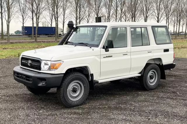 Toyota Land Cruiser HZJ76 4x4 Sports Utility Vehicle (SUV)