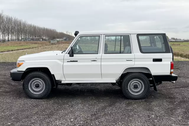 Toyota Land Cruiser HZJ76 4x4 Sports Utility Vehicle (SUV)