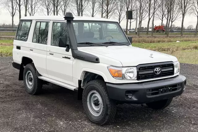 Toyota Land Cruiser HZJ76 4x4 Sports Utility Vehicle (SUV)