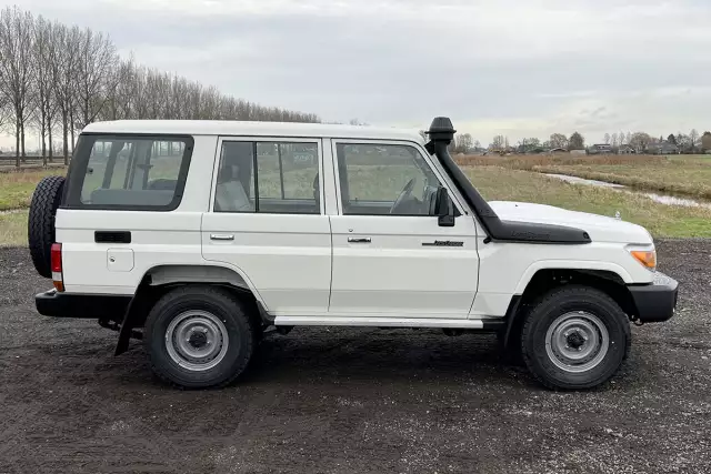 Toyota Land Cruiser HZJ76 4x4 Sports Utility Vehicle (SUV)