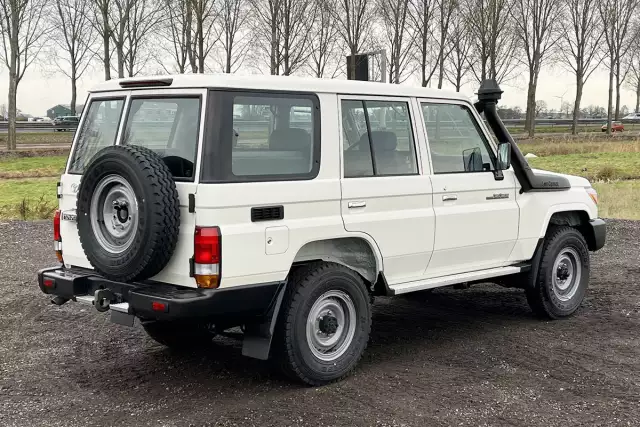 Toyota Land Cruiser HZJ76 4x4 Sports Utility Vehicle (SUV)