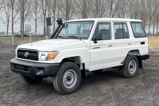 Toyota Land Cruiser HZJ76 4x4 Sports Utility Vehicle (SUV)