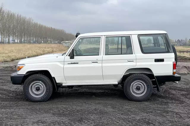 Toyota Land Cruiser HZJ76 4x4 Sports Utility Vehicle (SUV)