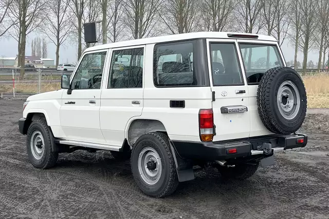 Toyota Land Cruiser HZJ76 4x4 Sports Utility Vehicle (SUV)