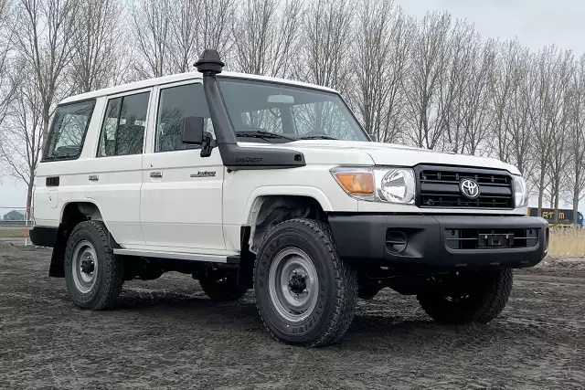 Toyota Land Cruiser HZJ76 4x4 Sports Utility Vehicle (SUV)