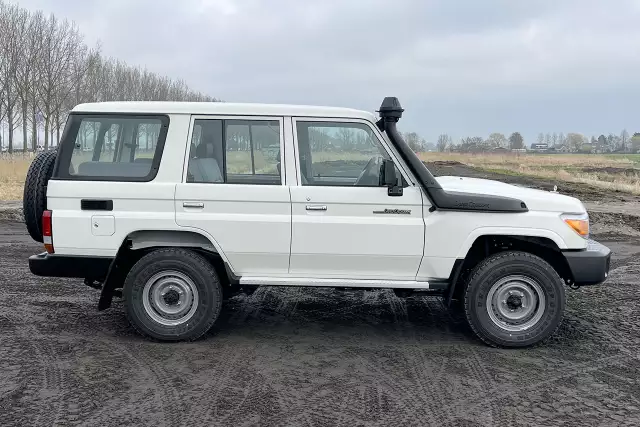 Toyota Land Cruiser HZJ76 4x4 Sports Utility Vehicle (SUV)