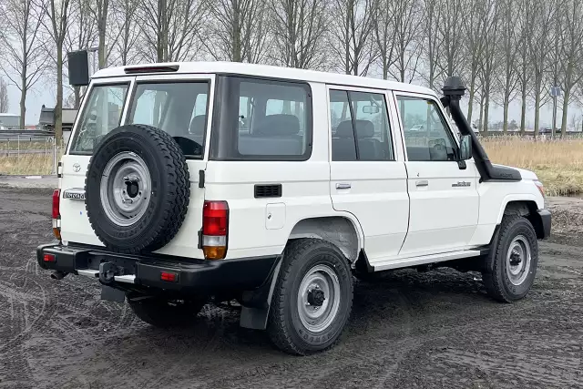 Toyota Land Cruiser HZJ76 4x4 Sports Utility Vehicle (SUV)