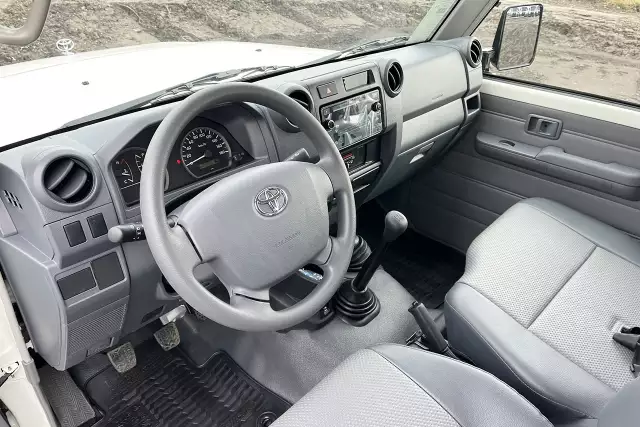 Toyota Land Cruiser HZJ76 4x4 Sports Utility Vehicle (SUV)