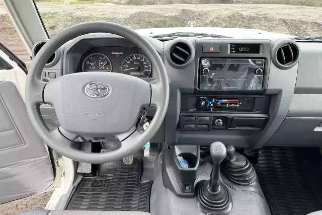 Toyota Land Cruiser HZJ76 4x4 Sports Utility Vehicle (SUV)