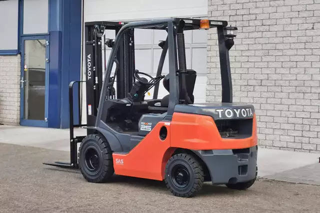 Toyota Tonero 52-8FDF25 4x2 Forklift